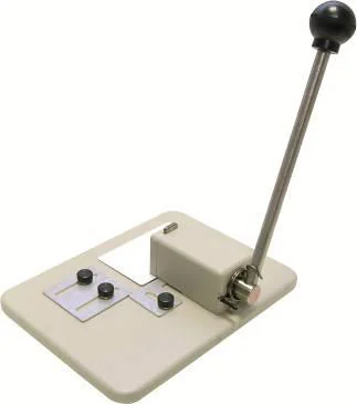 Troqueladora de sobremesa para hacer el taladro de la tarjeta