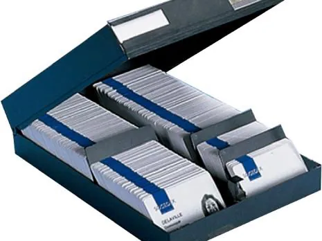 Caja de almacenamiento: 500 tarjetas, con cerradura