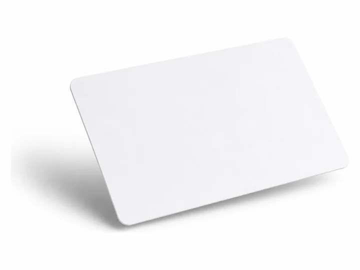 Tarjeta de PVC blanca vista en perspectiva, el formato estándar CR-80