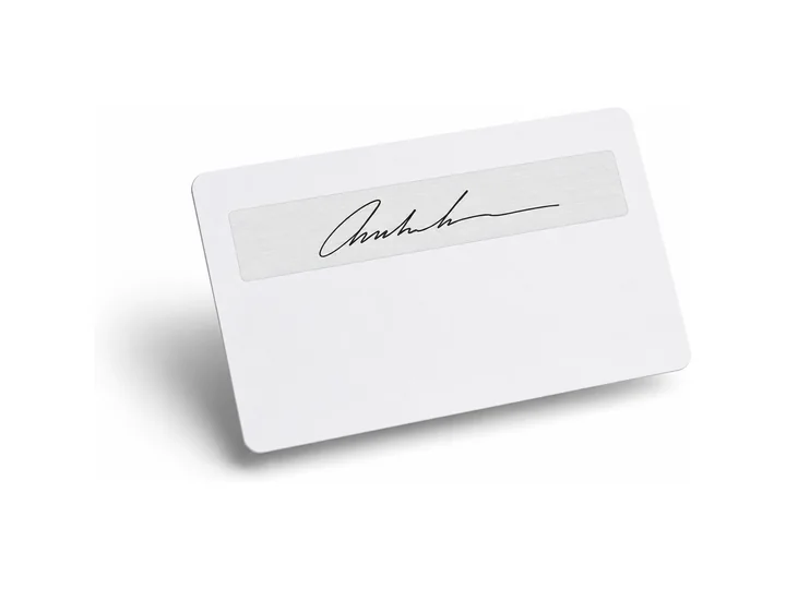 Reverso de tarjeta con el panel de firmas y una firma manuscrita encima