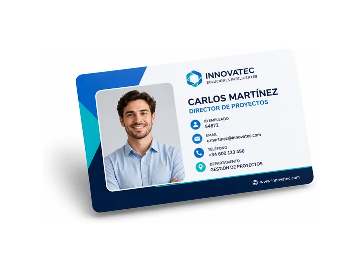 Credencial corporativa azul con la fotografía, el nombre y el cargo de un empleado