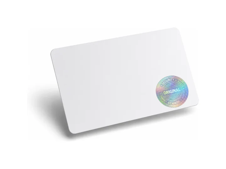 Tarjeta blanca con un holograma de seguridad iridiscente en la esquina inferior derecha