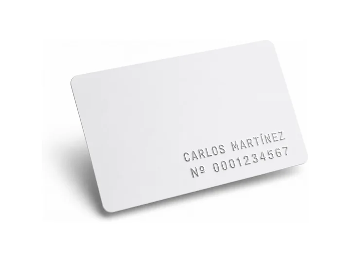 Tarjeta blanca con el nombre y un número largo grabados en relieve