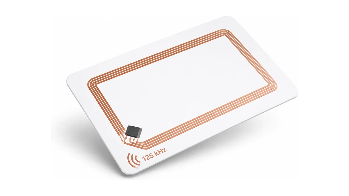 Tarjeta blanca de 125 kHz con la antena de cobre rectangular y el chip a la vista