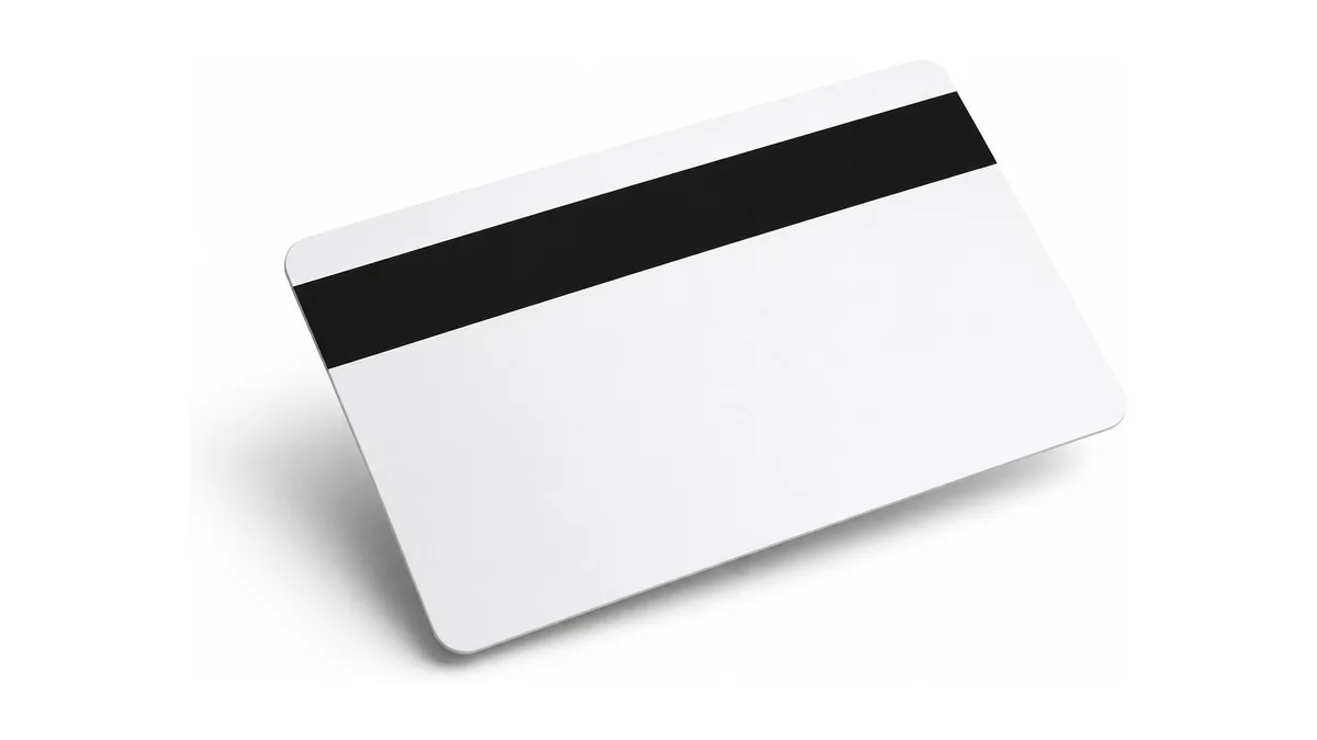 Tarjeta blanca con la banda magnética negra en la parte superior del reverso