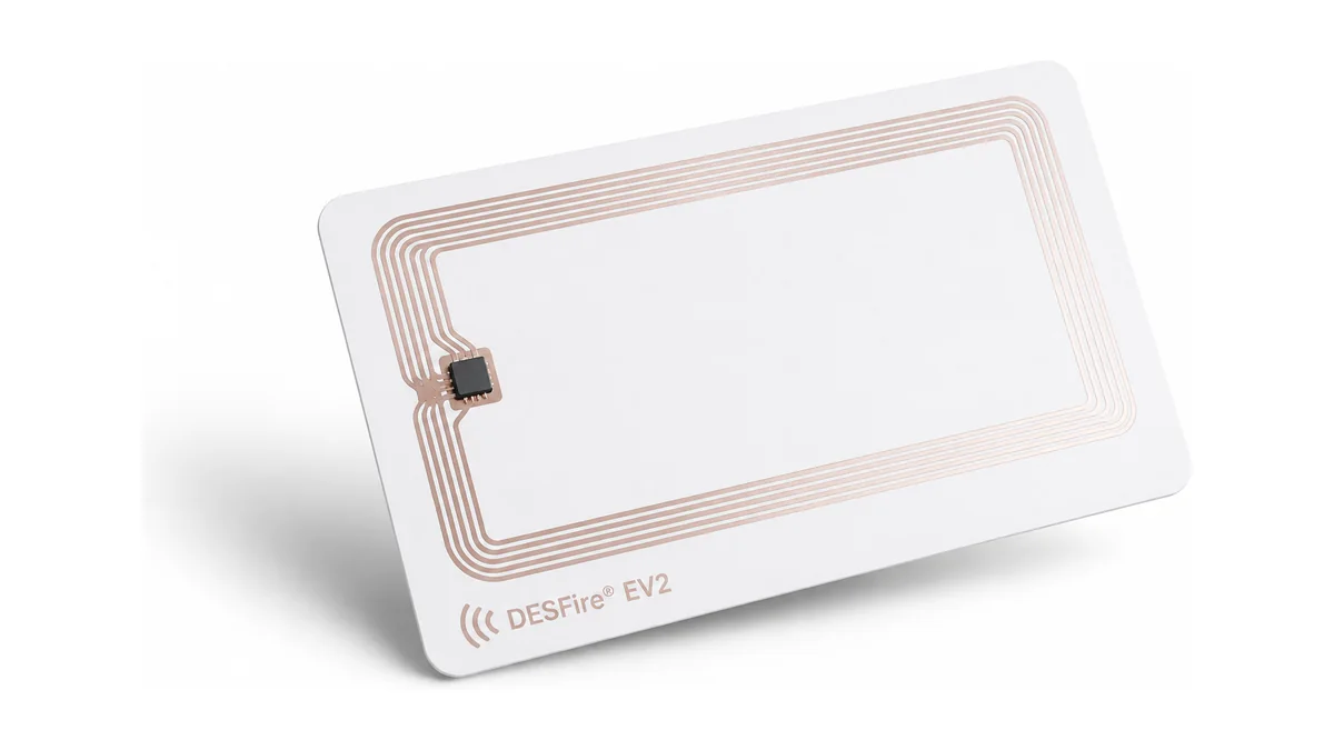 Tarjeta blanca DESFire con la antena de cobre y el chip a la vista