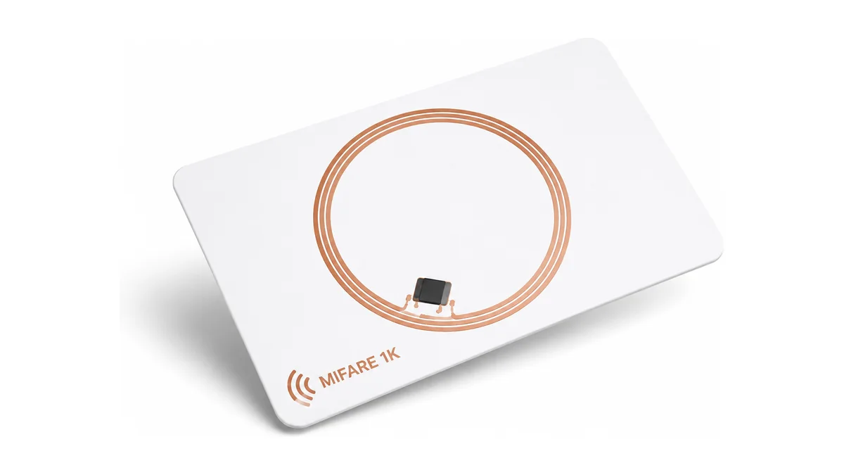 Tarjeta blanca MIFARE 1K con la antena de cobre circular y el chip a la vista