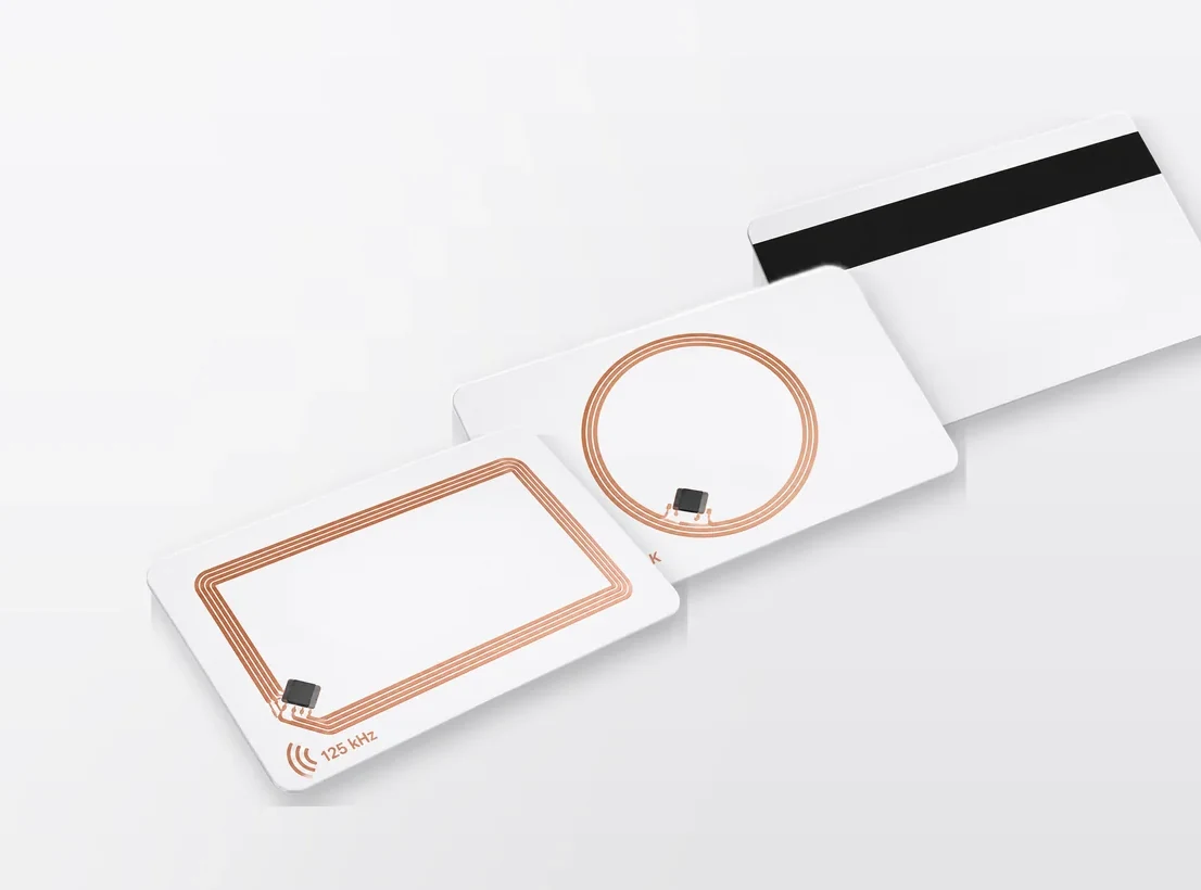 Tres tarjetas PVC escalonadas: una con banda magnética, una MIFARE con la antena circular y una de 125 kHz con la antena rectangular